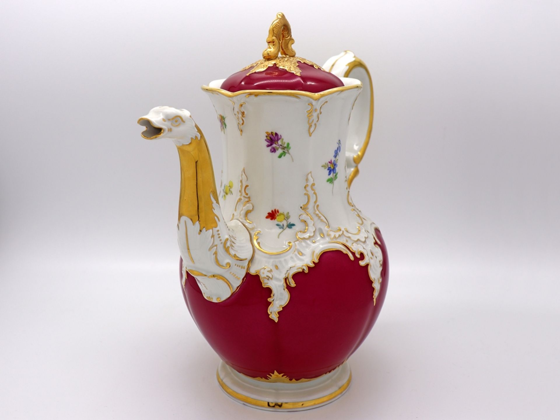 Meissen splendour coffee pot, B-form in noble purple with scattered flowers, after 1945.