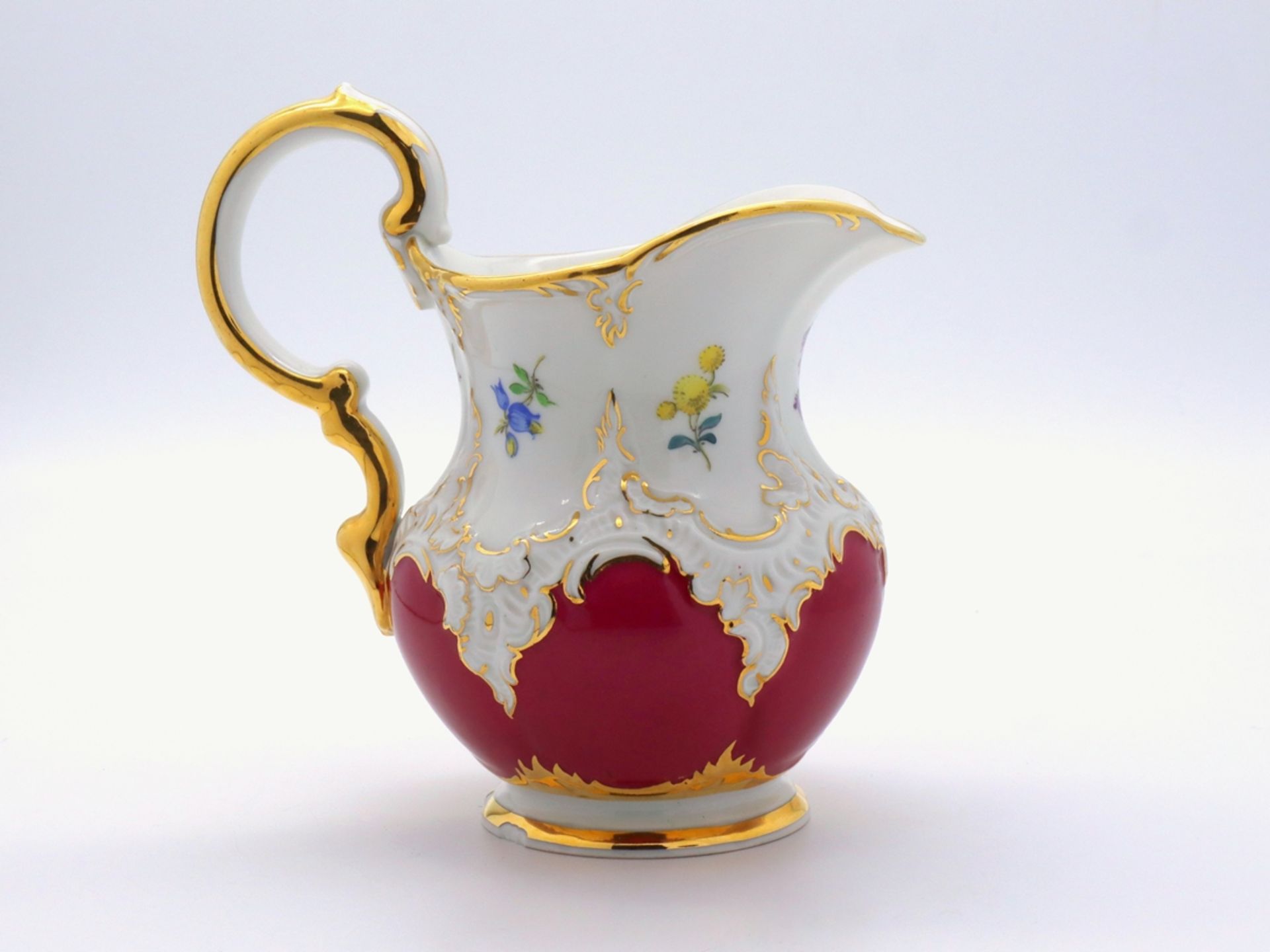 Meissen splendour cream jug, B-form in noble purple with scattered flowers, after 1945. - Image 2 of 8