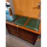 Large quality 1900s oak blanket box with leather seated top comes with key in beautiful condition.