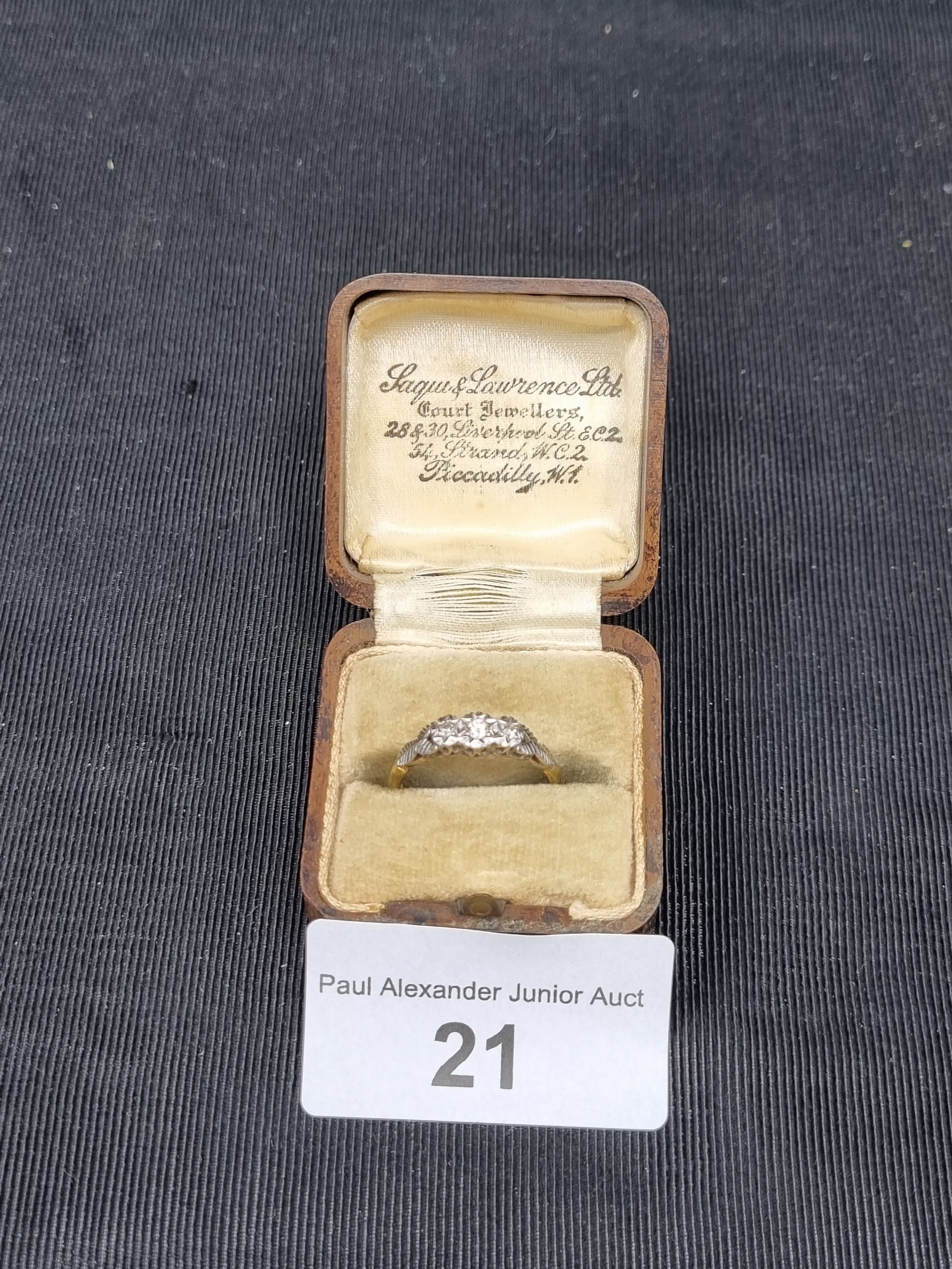 Beautiful diamond set 9ct gold vintage engagement or eternity ring. - Image 3 of 3