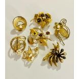 7 vintage gold tone brooches all in good condition.