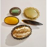 Good quality selection of 5 vintage brooches, set with large stones or enamelled.