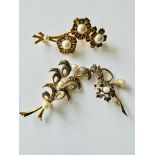 Set of 3 vintage damascene flower design brooches.