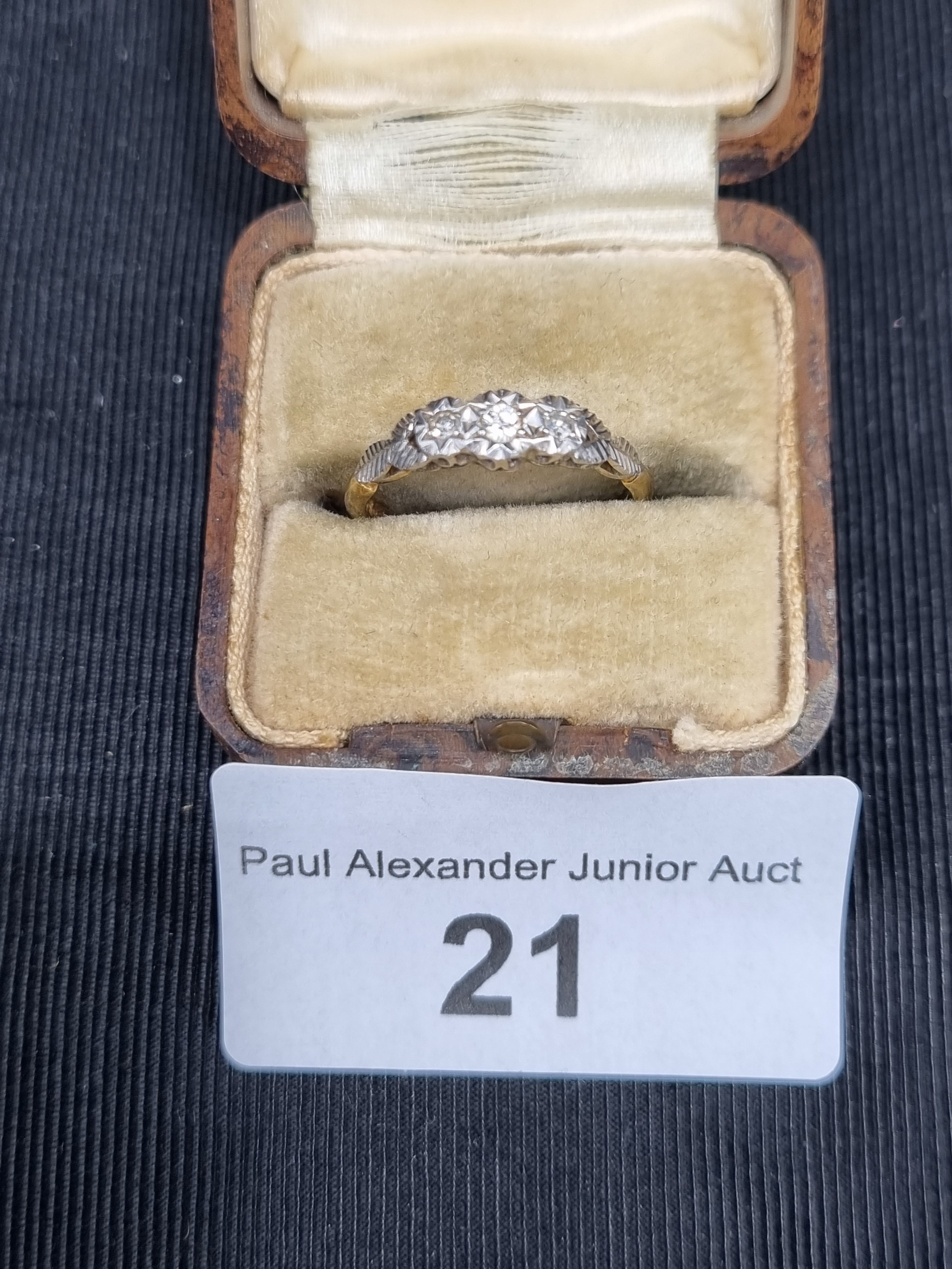 Beautiful diamond set 9ct gold vintage engagement or eternity ring. - Image 2 of 3