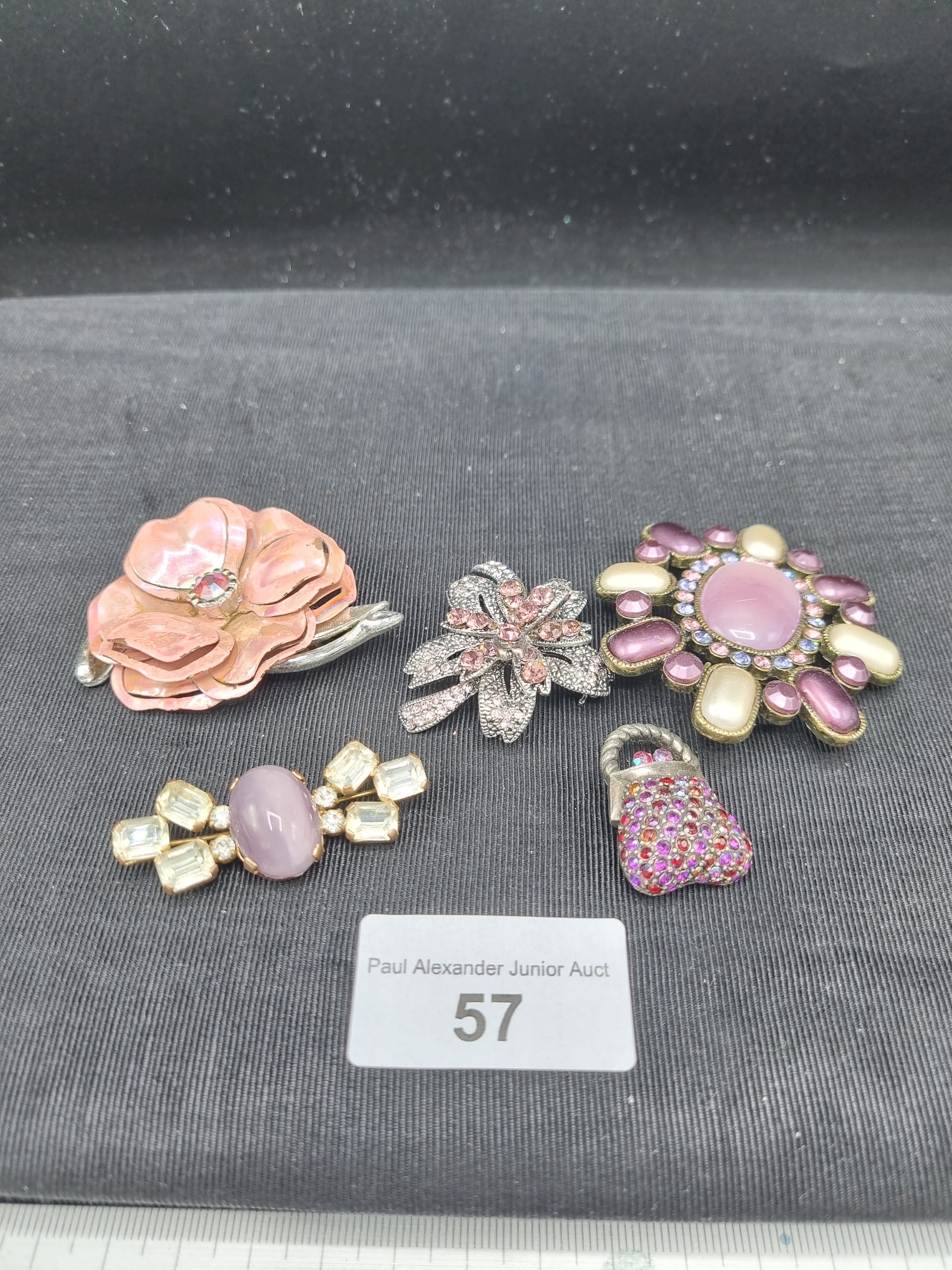 Lot of 5 different design pink vintage brooches. - Image 2 of 2