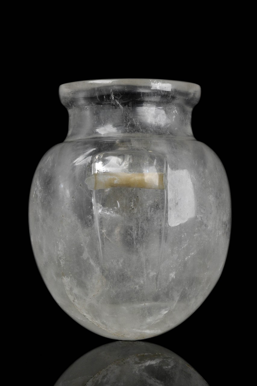 AN IMPORTANT AND RARE NEO-ASSYRIAN ROCK CRYSTAL VESSEL - Image 2 of 13