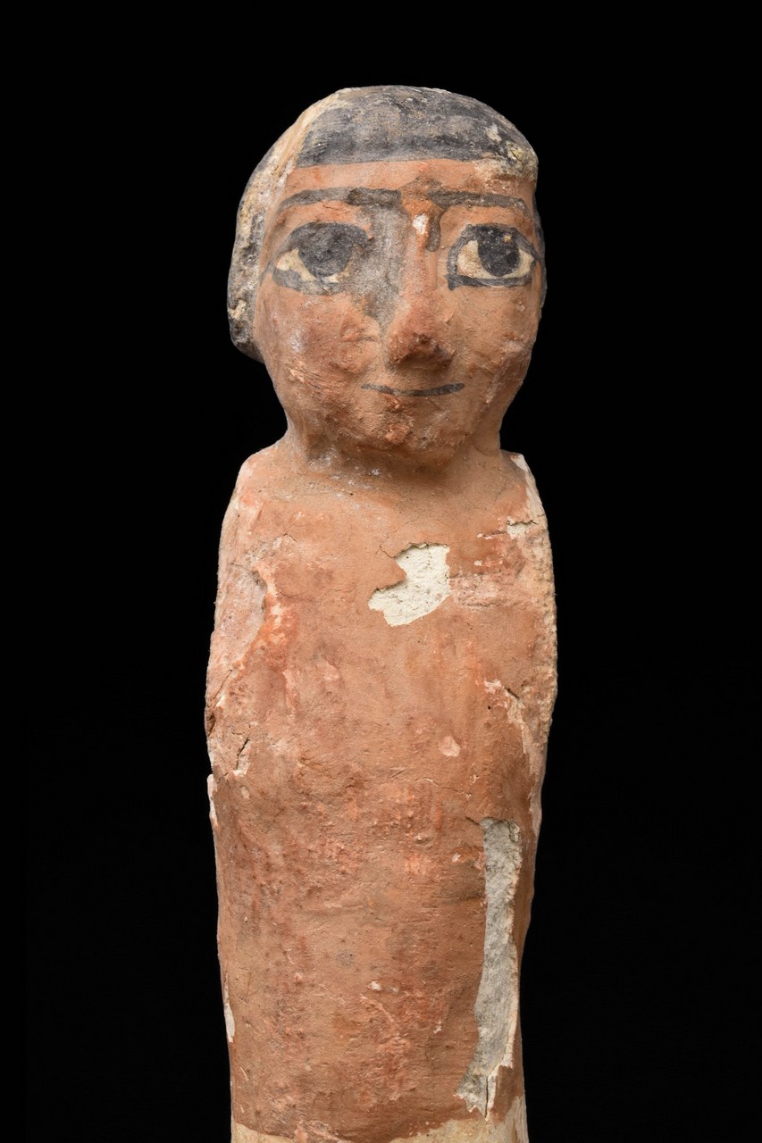 AN EGYPTIAN WOODEN BOATMAN FIGURE - Image 5 of 6