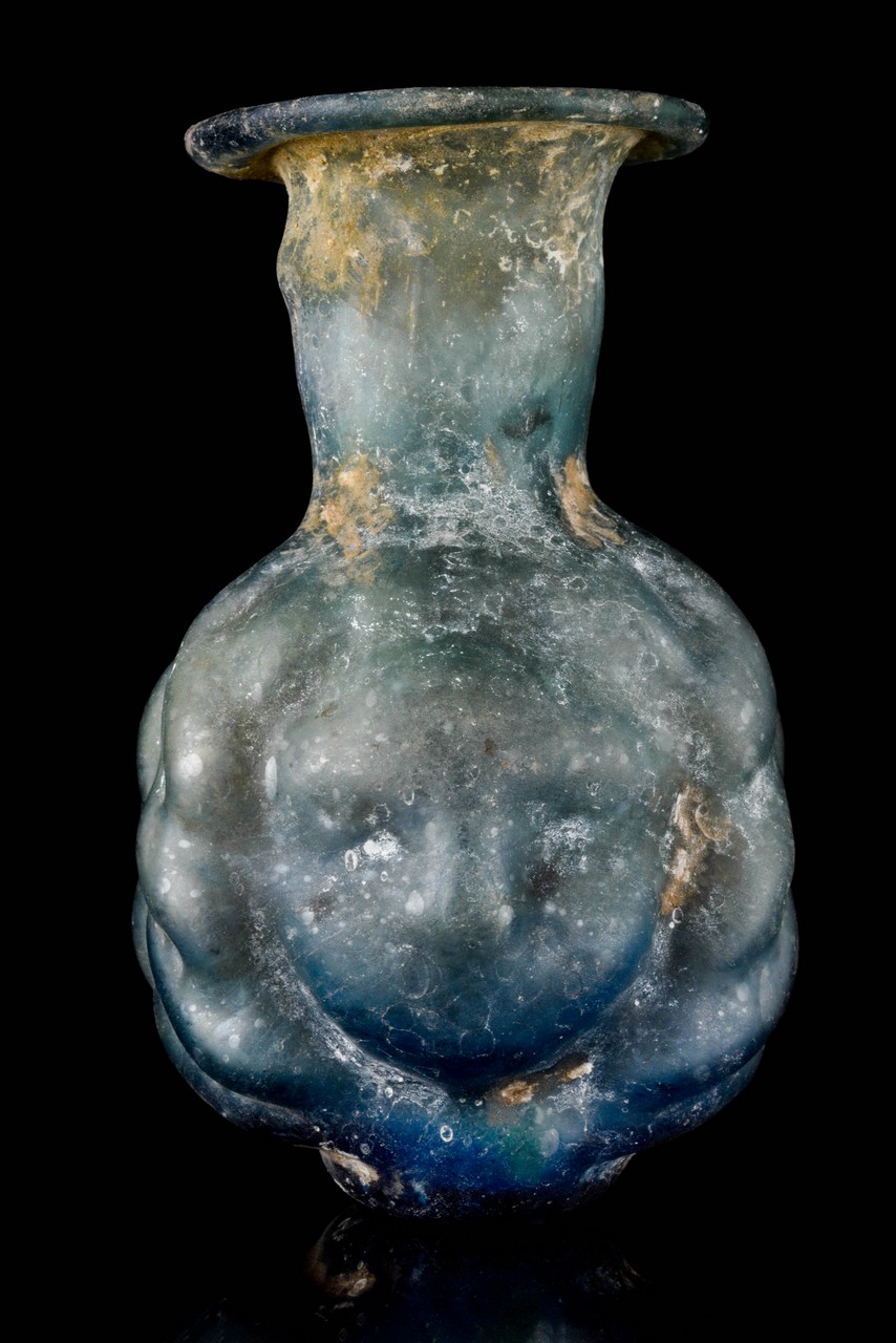 A ROMAN PALE GREEN GLASS JANUS-HEAD SPRINKLER FLASK - Image 3 of 7