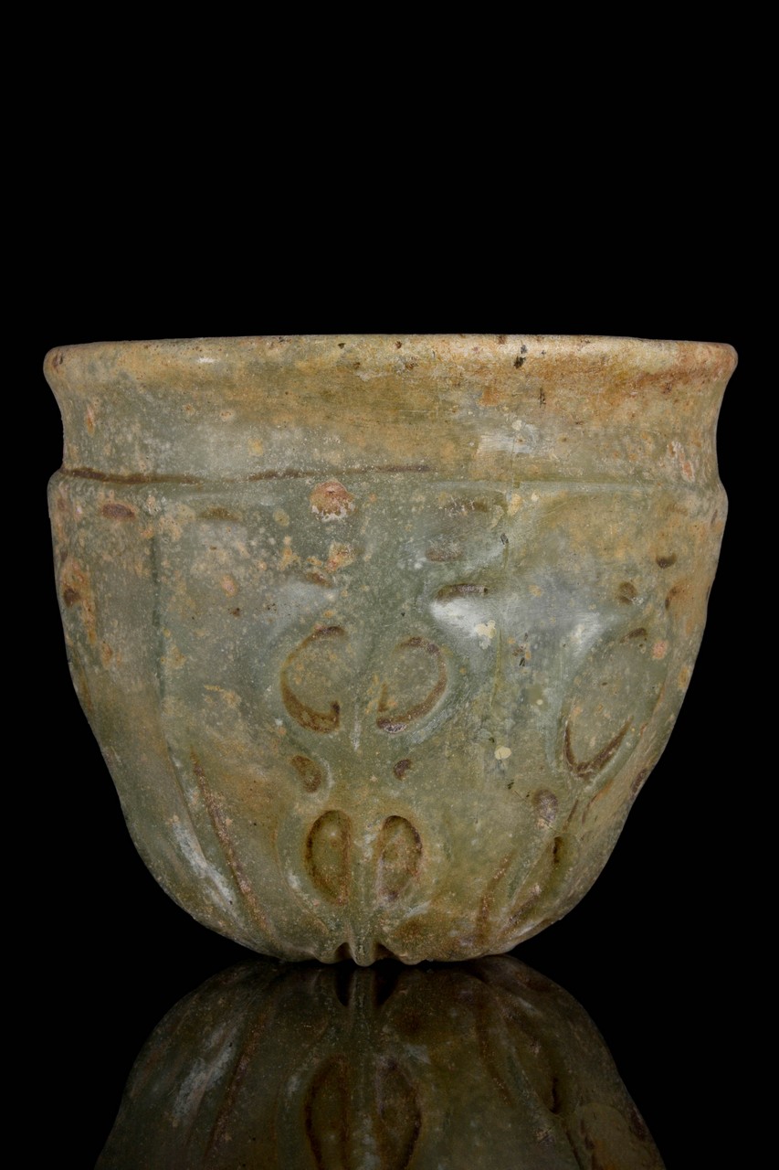 A ROMAN GLASS BEAKER - Image 2 of 7