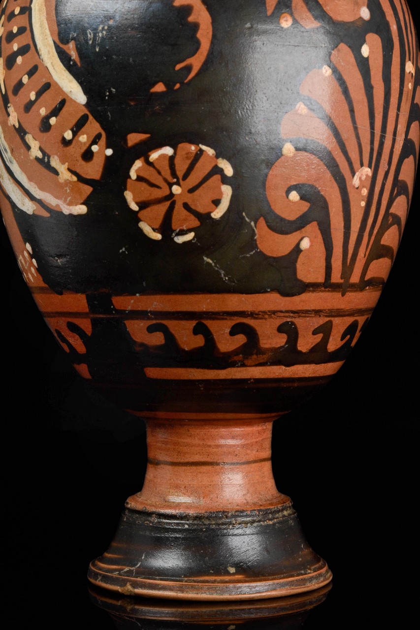 A GREEK APULIAN TERRACOTTA OINOCHOE WITH LADIES OF FASHION - Image 8 of 9