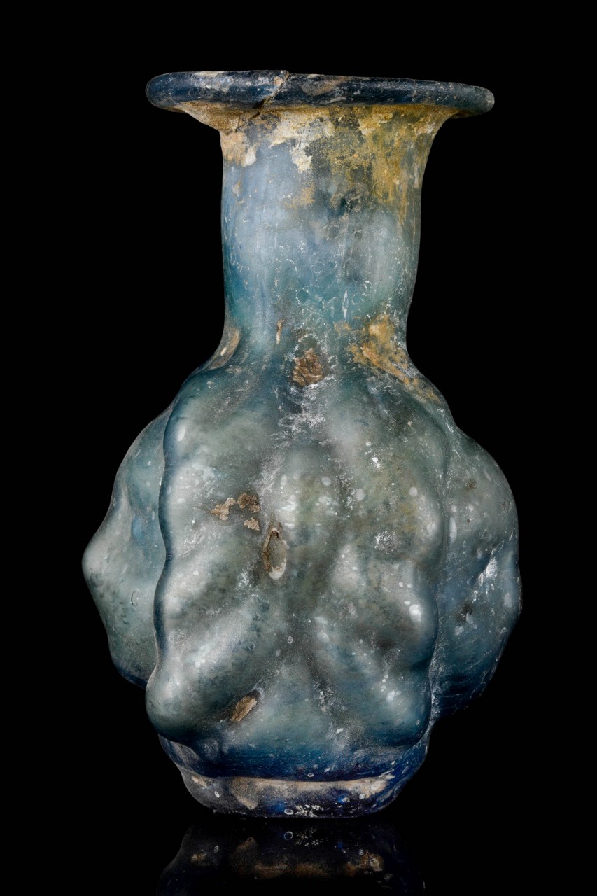 A ROMAN PALE GREEN GLASS JANUS-HEAD SPRINKLER FLASK - Image 2 of 7