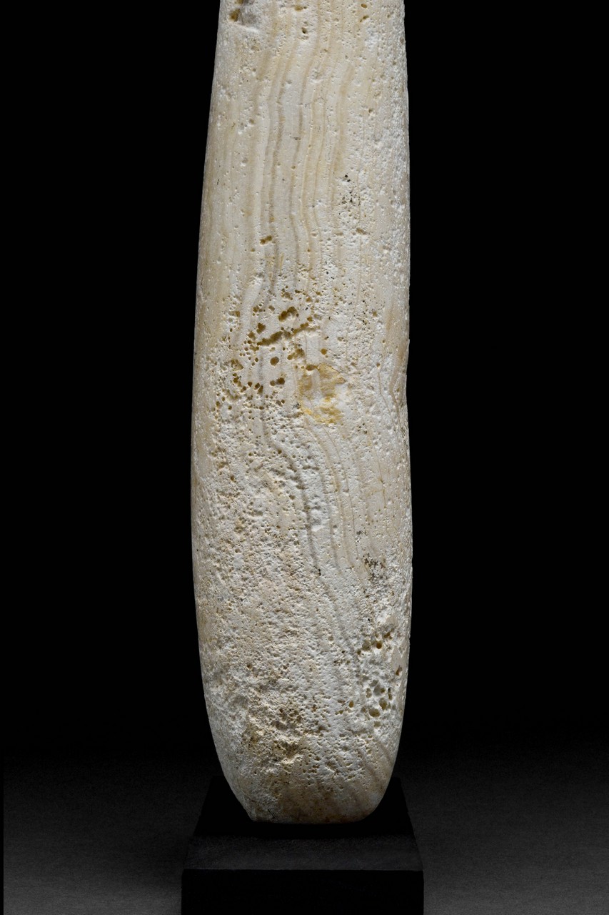 AN EGYPTIAN BANDED ALABASTER ALABASTRON - Image 3 of 5