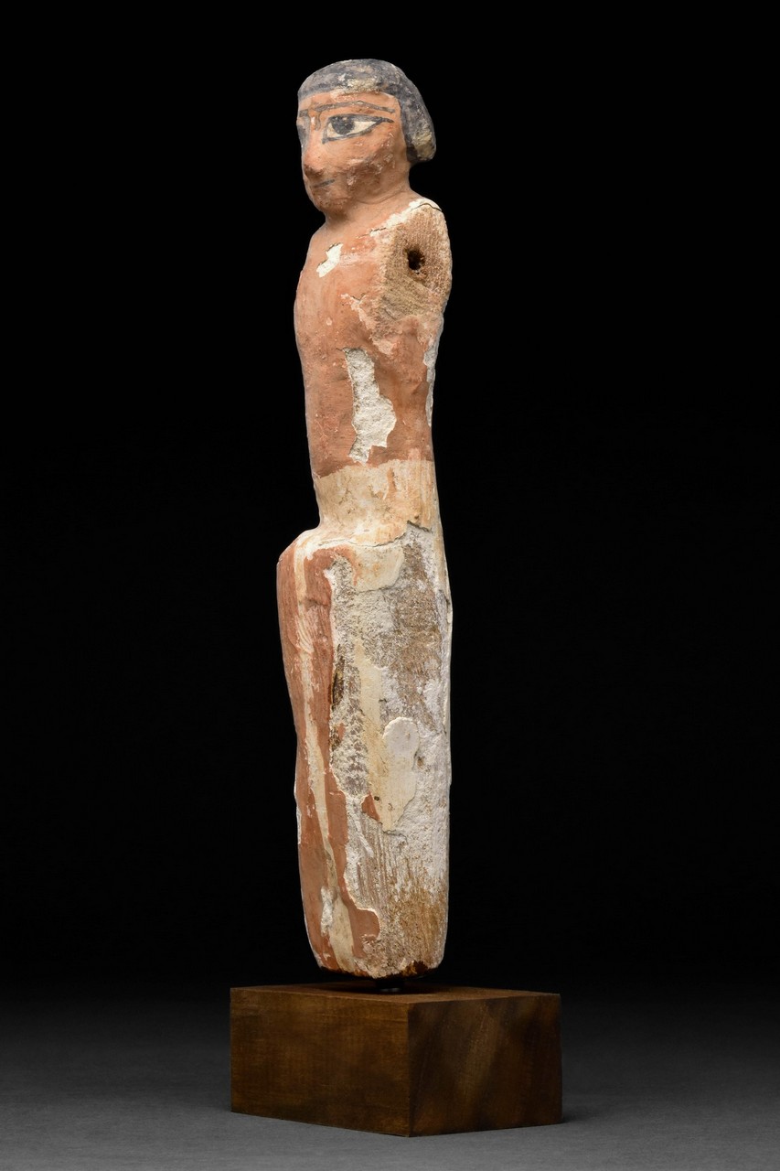 AN EGYPTIAN WOODEN BOATMAN FIGURE - Image 2 of 6