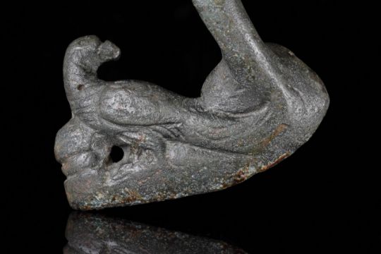 A ROMAN BRONZE FURNITURE HANDLE - Image 4 of 4