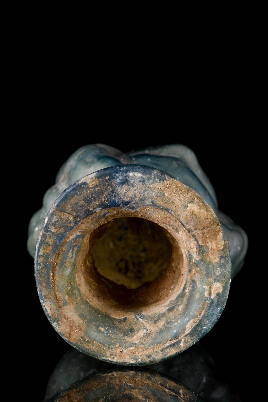 A ROMAN PALE GREEN GLASS JANUS-HEAD SPRINKLER FLASK - Image 4 of 7