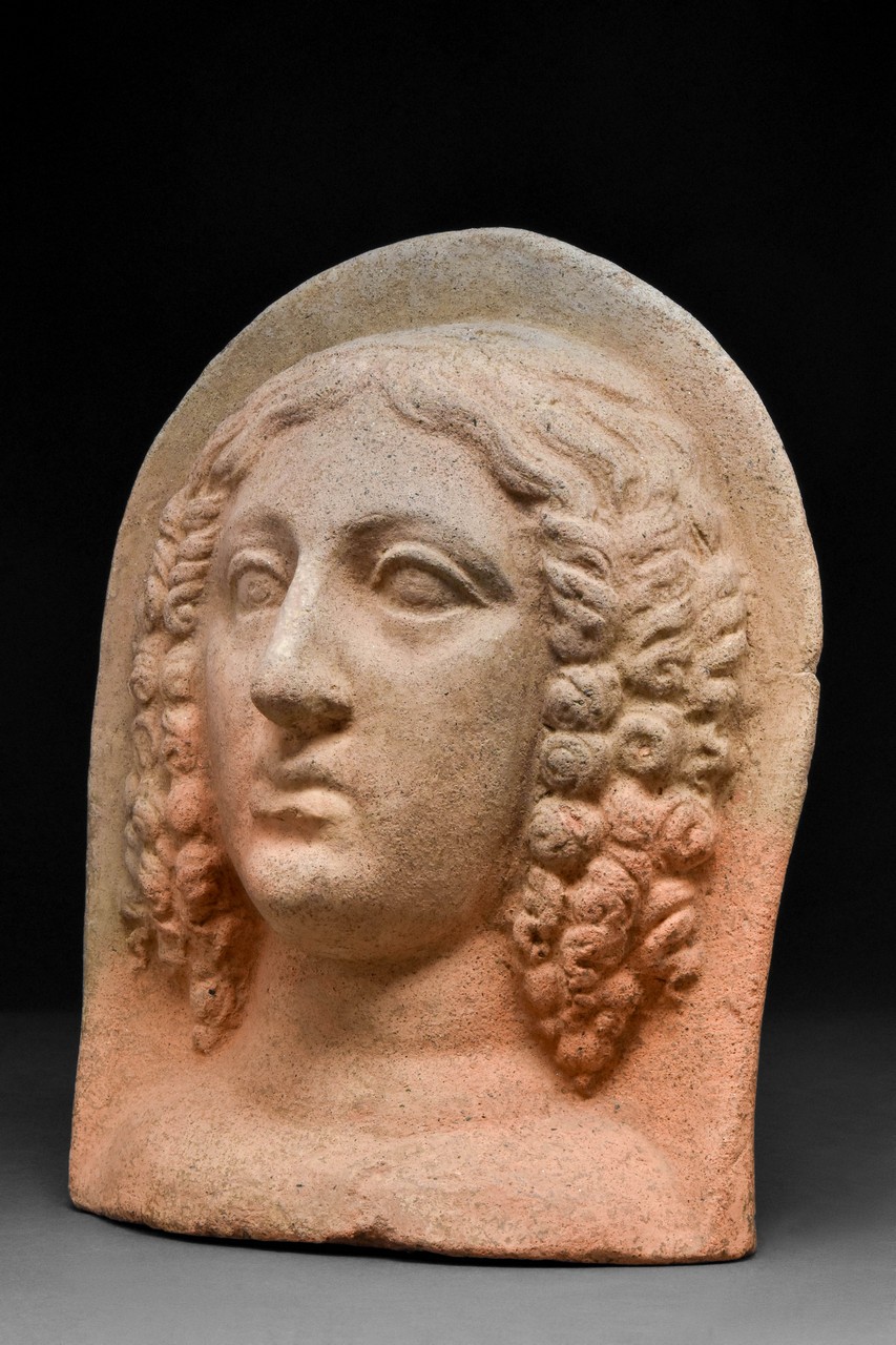 AN ETRUSCAN TERRACOTTA VOTIVE HEAD OF A WOMAN - Image 2 of 5