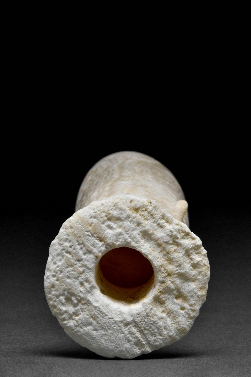 AN EGYPTIAN BANDED ALABASTER ALABASTRON - Image 4 of 5