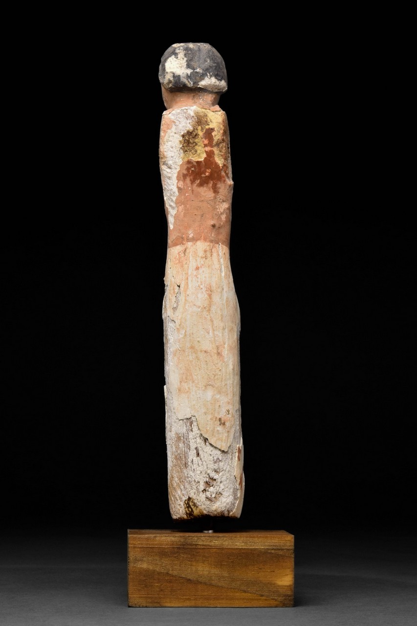 AN EGYPTIAN WOODEN BOATMAN FIGURE - Image 3 of 6