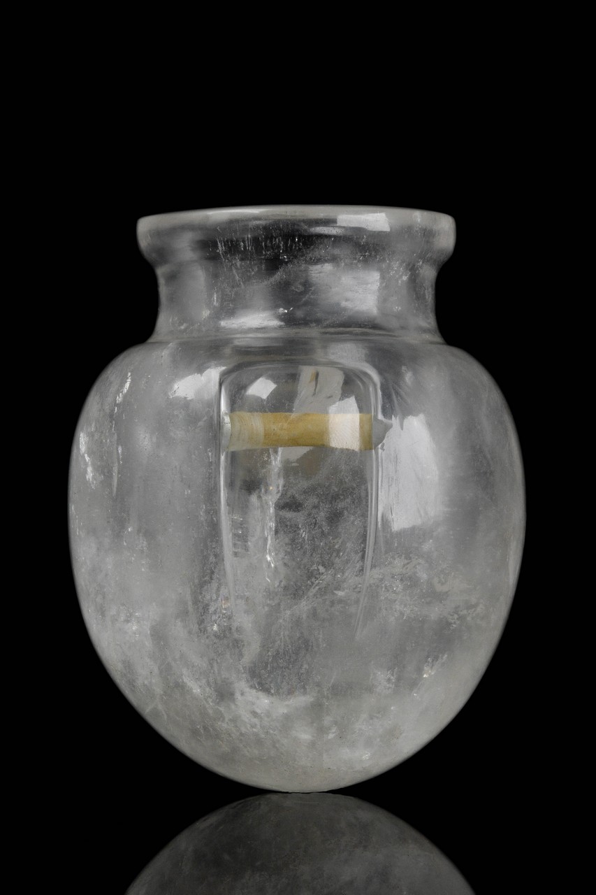 AN IMPORTANT AND RARE NEO-ASSYRIAN ROCK CRYSTAL VESSEL - Image 4 of 13