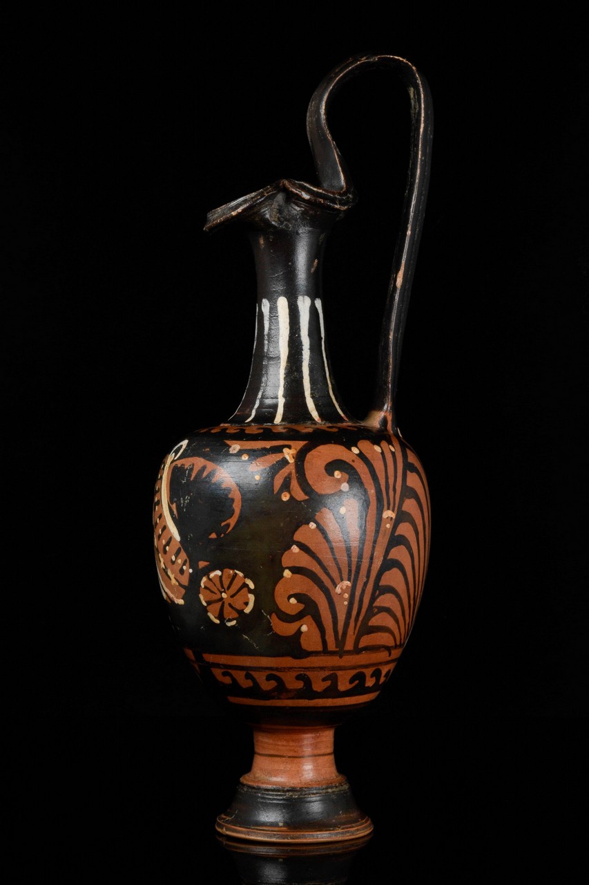 A GREEK APULIAN TERRACOTTA OINOCHOE WITH LADIES OF FASHION - Image 3 of 9