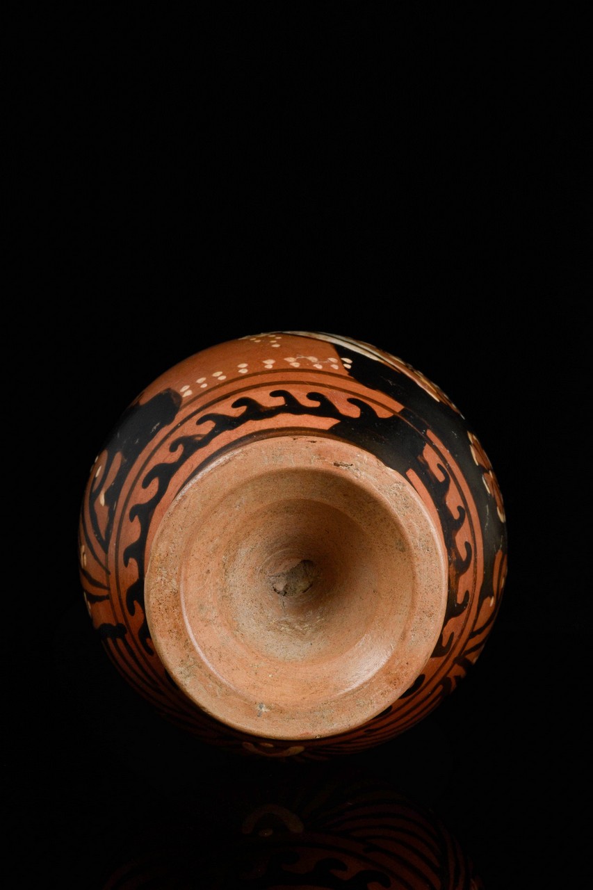 A GREEK APULIAN TERRACOTTA OINOCHOE WITH LADIES OF FASHION - Image 6 of 9