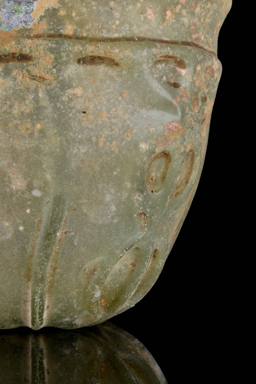 A ROMAN GLASS BEAKER - Image 6 of 7