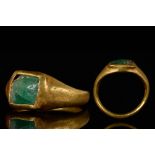 ROMAN GOLD RING WITH EMERALD