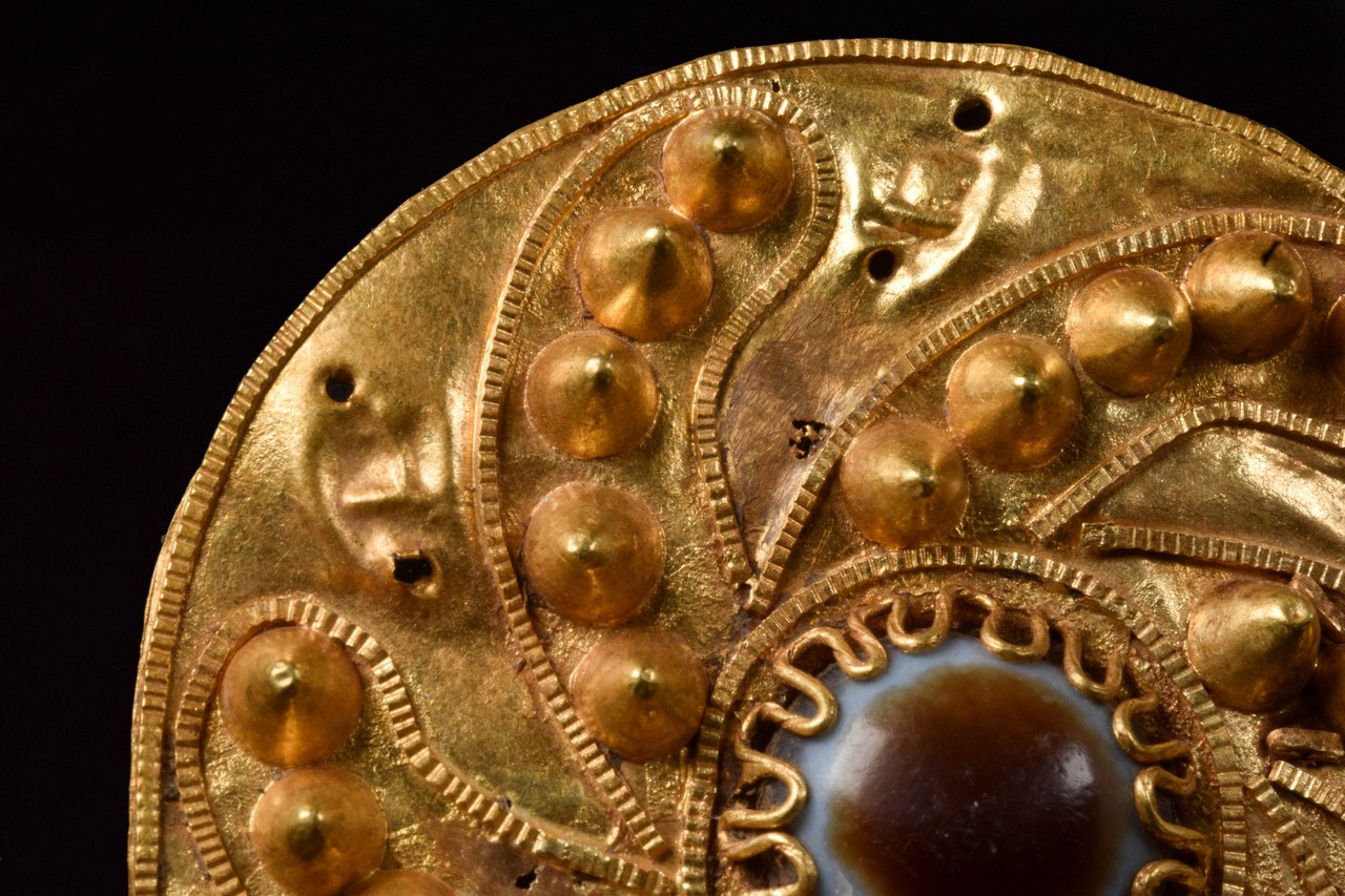 HELLENISTIC GOLD BROOCH WITH AGATE EYE - Image 4 of 6