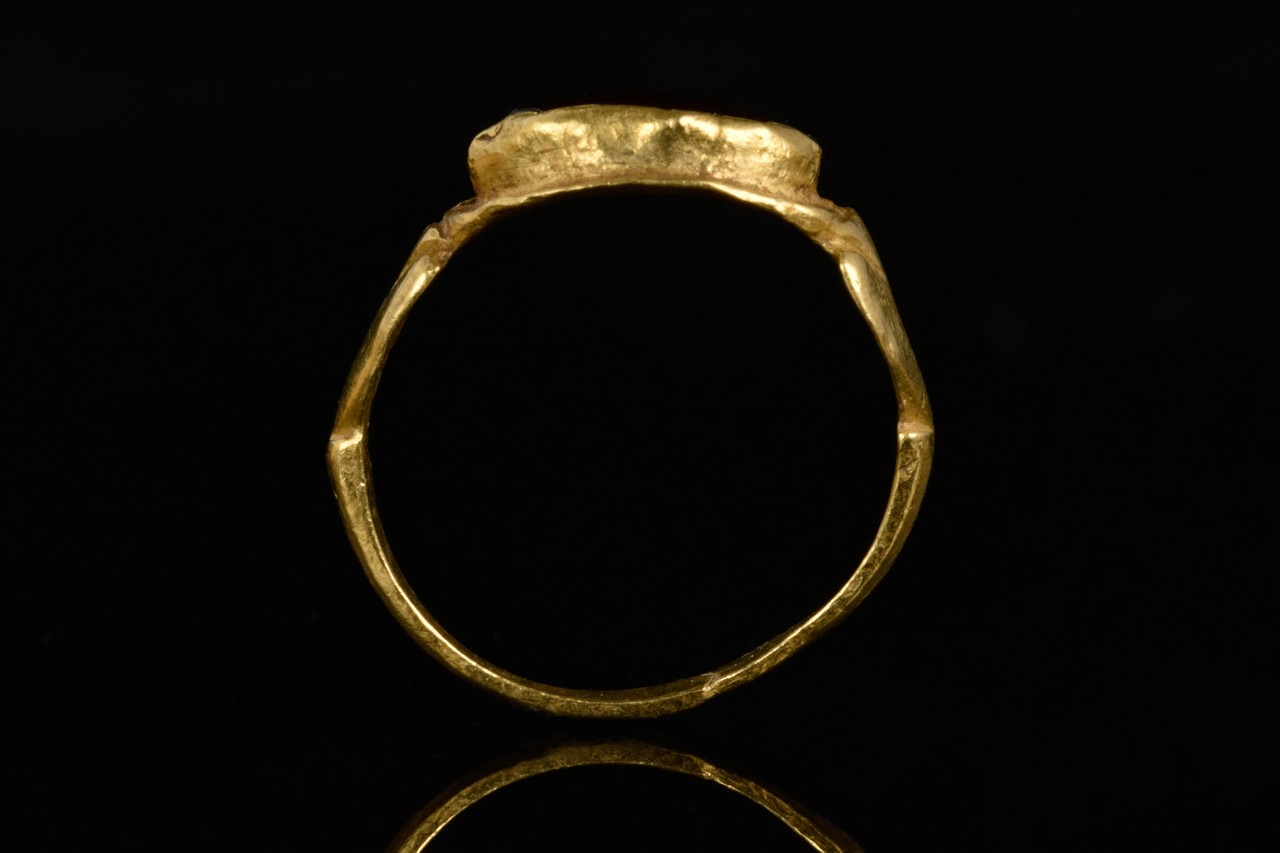 ROMAN GOLD FINGER RING WITH CABOCHON GARNET - Image 6 of 6