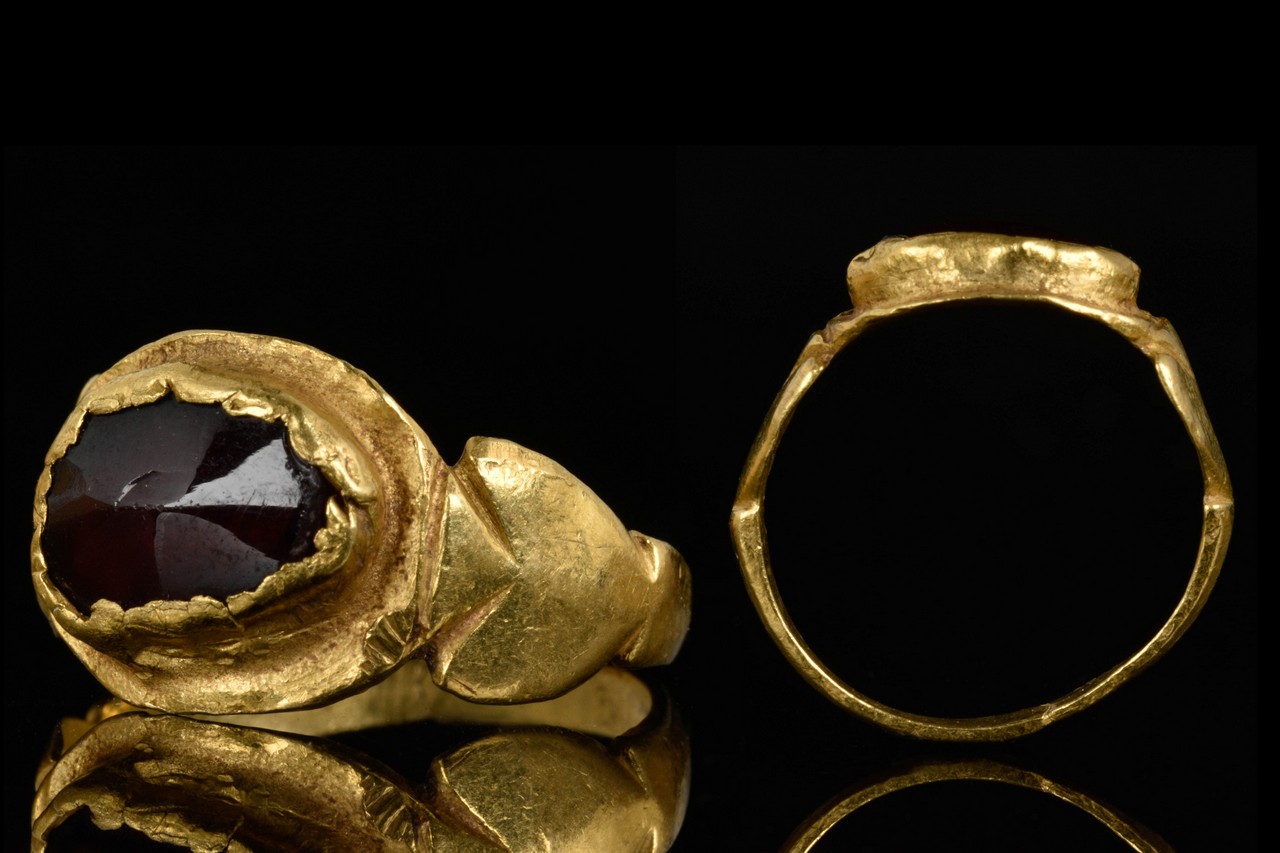 ROMAN GOLD FINGER RING WITH CABOCHON GARNET