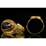 ROMAN GOLD FINGER RING WITH CABOCHON GARNET