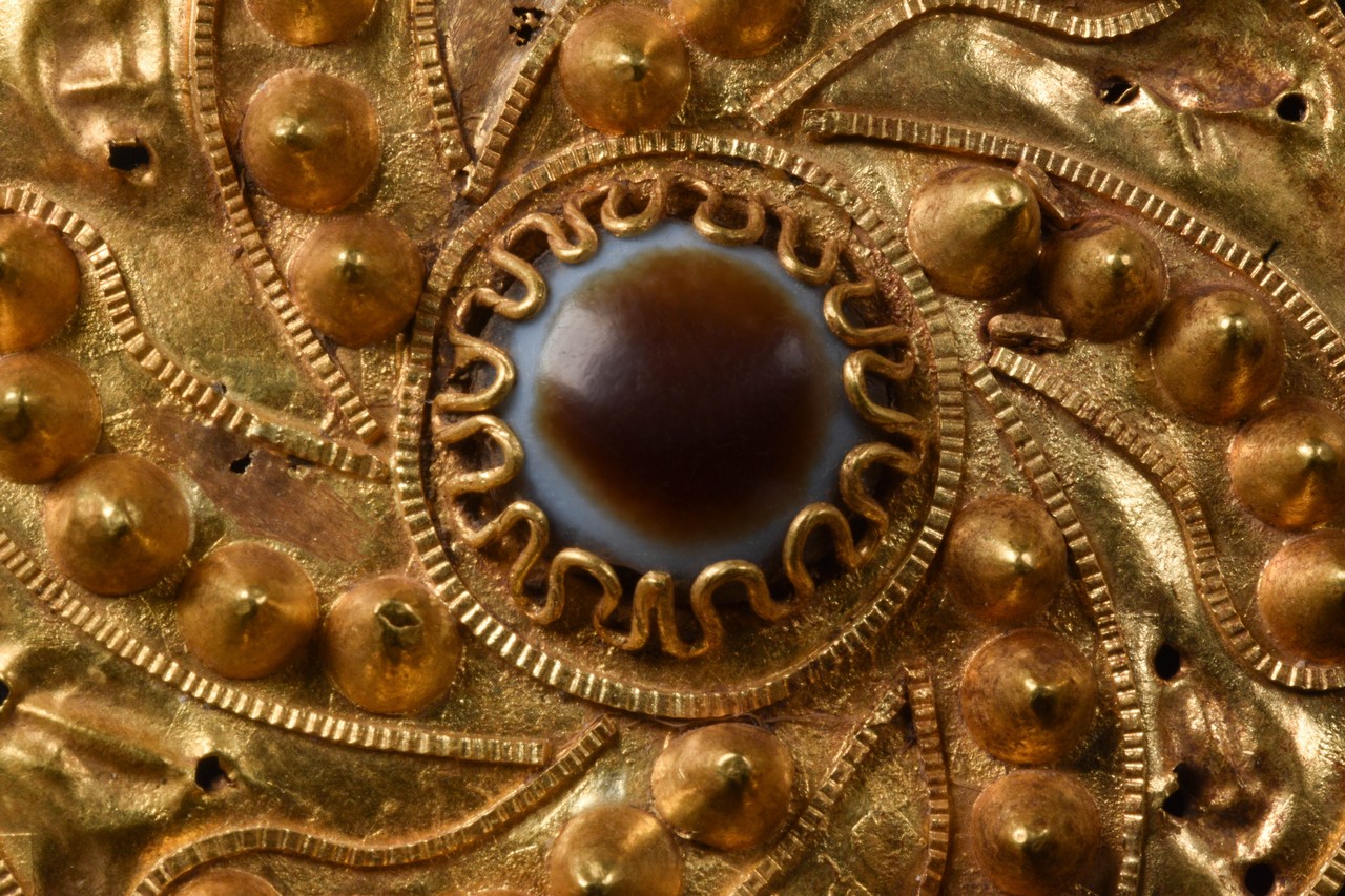HELLENISTIC GOLD BROOCH WITH AGATE EYE - Image 6 of 6