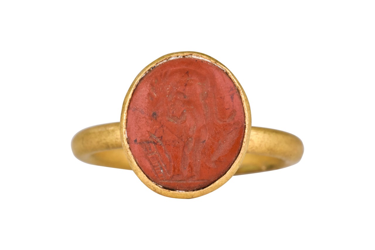 ROMAN INTAGLIO WITH HERCULES FIGHTING THE NEMEAN LION IN GOLD RING - Image 3 of 7