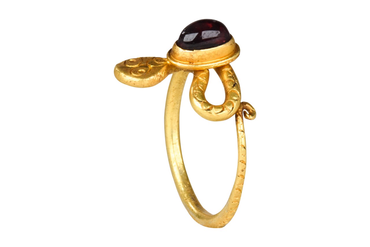 ROMANO-EGYPTIAN RING WITH GARNET - Image 6 of 6