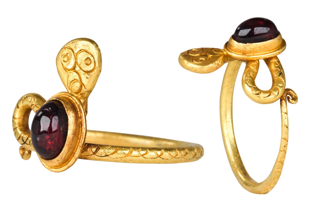 ROMANO-EGYPTIAN RING WITH GARNET