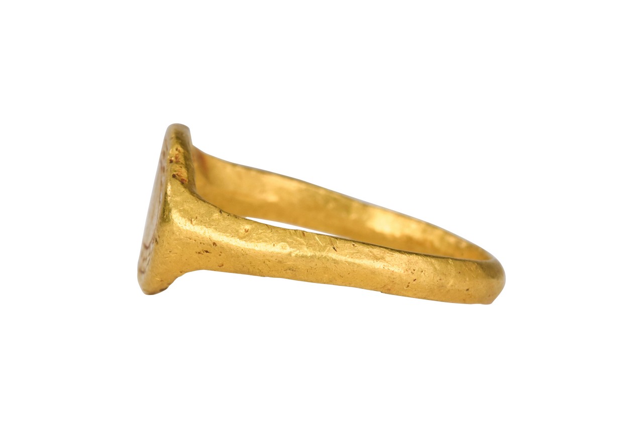 ROMAN GOLD DECORATED "EYE" RING - Image 4 of 6