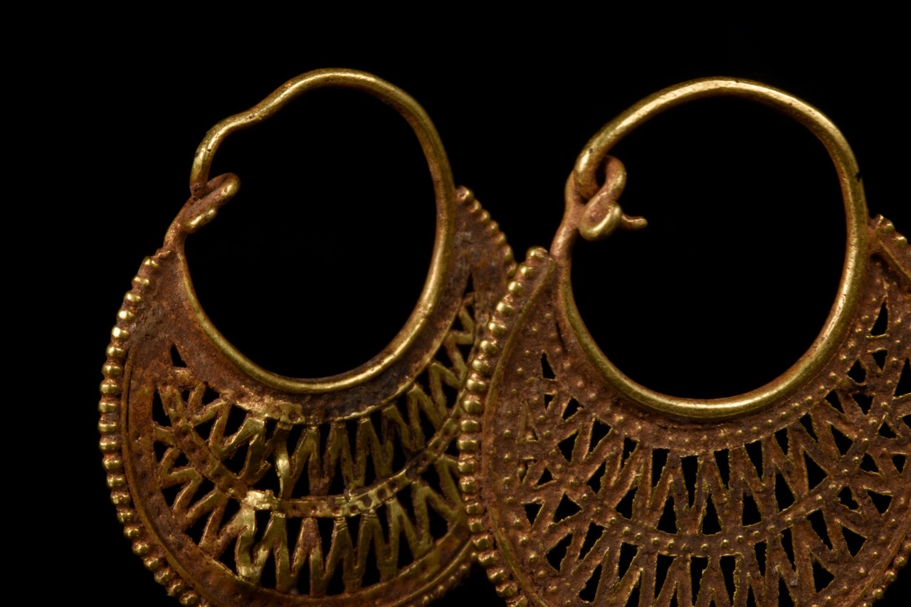 BYZANTINE GOLD OPENWORK FILIGREE EARRINGS - Image 5 of 5