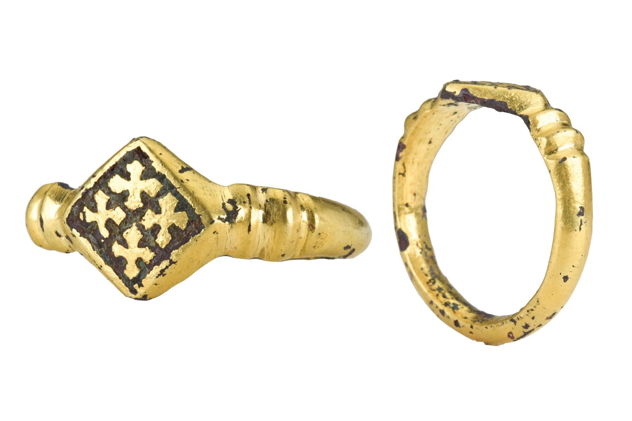 EARLY BYZANTINE GILDED BRONZE RING WITH NIELLO INLAY