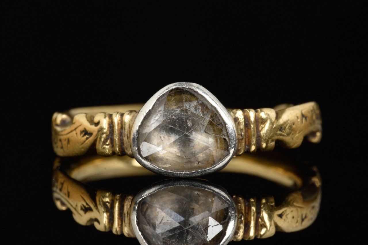 POST MEDIEVAL GOLD RING WITH DIAMOND - Image 3 of 6