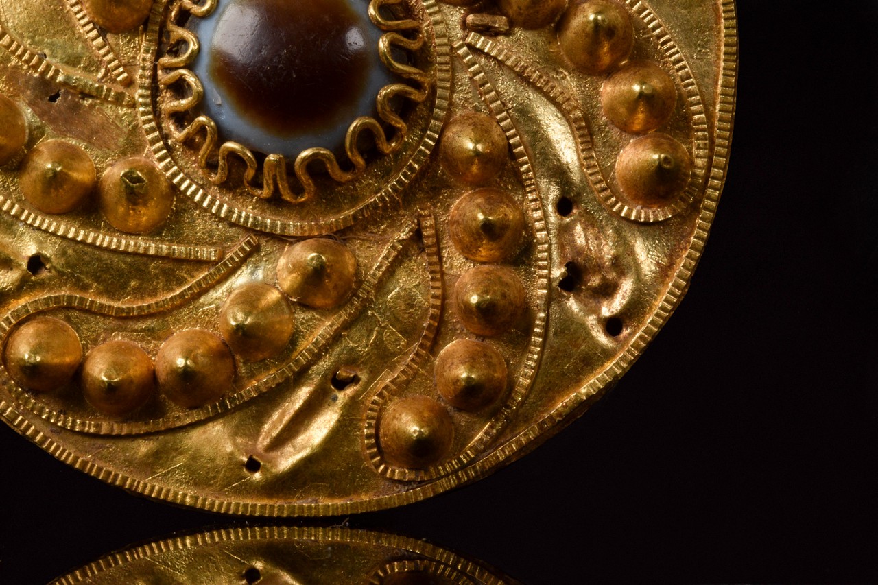HELLENISTIC GOLD BROOCH WITH AGATE EYE - Image 5 of 6