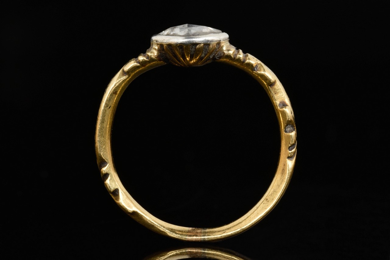 POST MEDIEVAL GOLD RING WITH DIAMOND - Image 6 of 6