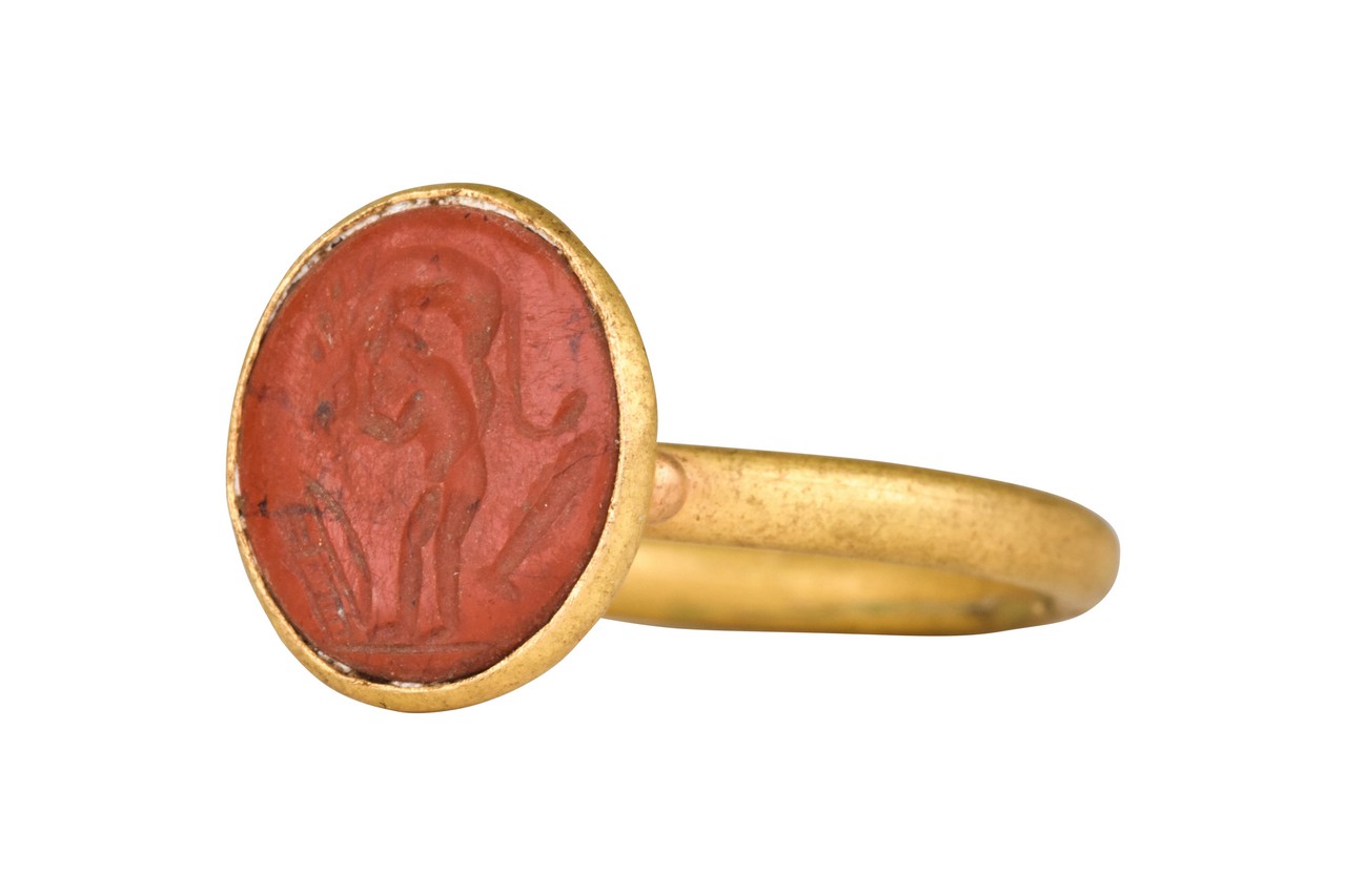 ROMAN INTAGLIO WITH HERCULES FIGHTING THE NEMEAN LION IN GOLD RING - Image 2 of 7