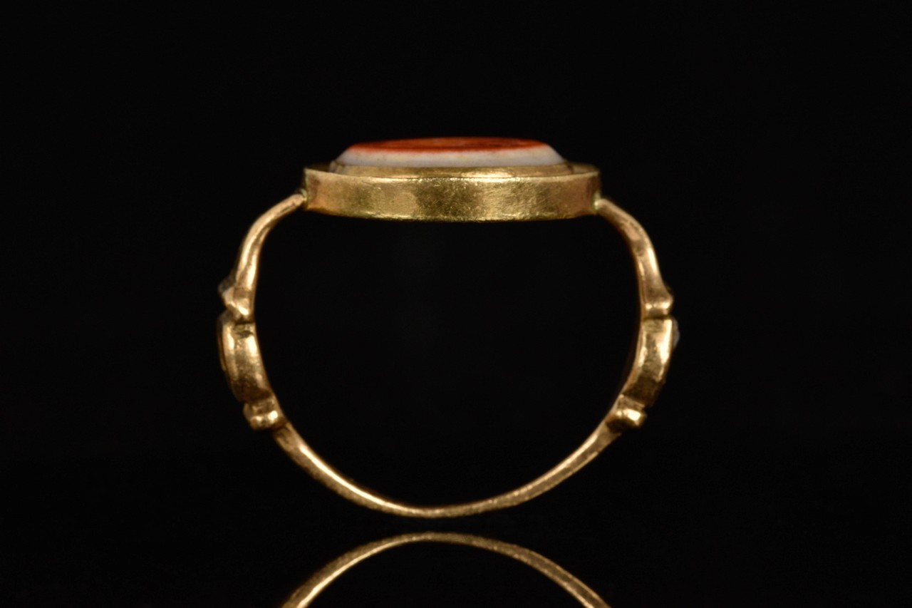 ROMAN EAGLE BANDED AGATE GOLD RING - Image 5 of 7
