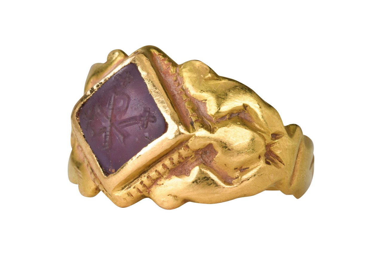 BYZANTINE GOLD RING WITH AMETHYST CHRISTOGRAM INTAGLIO - Image 2 of 6