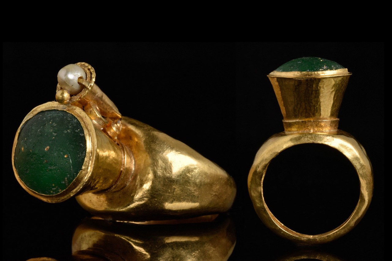 BYZANTINE RELIGIOUS GOLD SIGNET RING