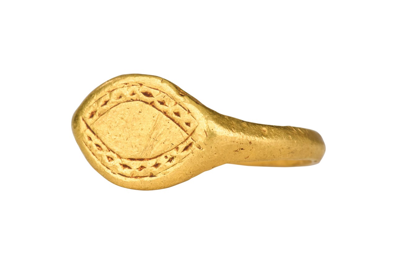 ROMAN GOLD DECORATED "EYE" RING - Image 2 of 6