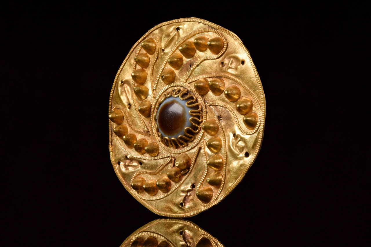 HELLENISTIC GOLD BROOCH WITH AGATE EYE - Image 2 of 6