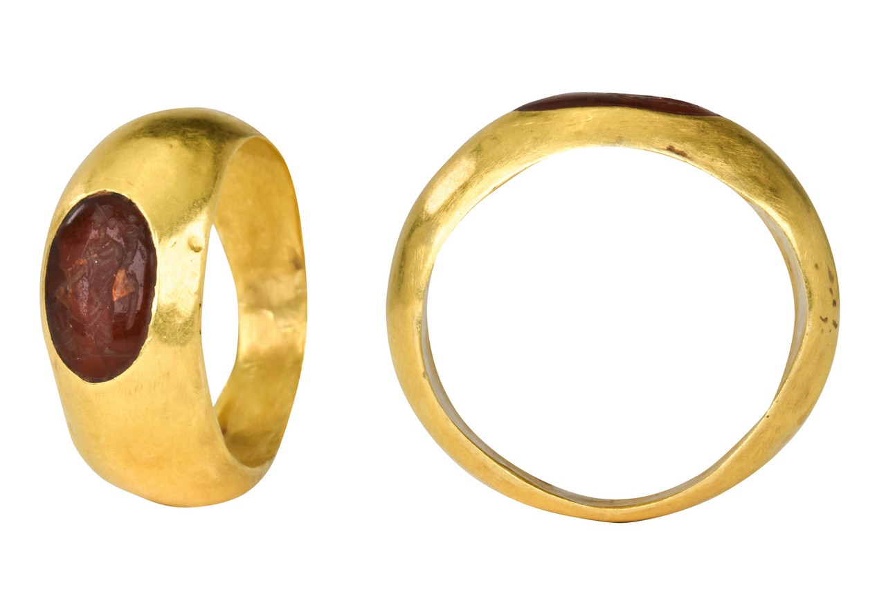 ROMAN GOLD RING WITH FORTUNA INTAGLIO