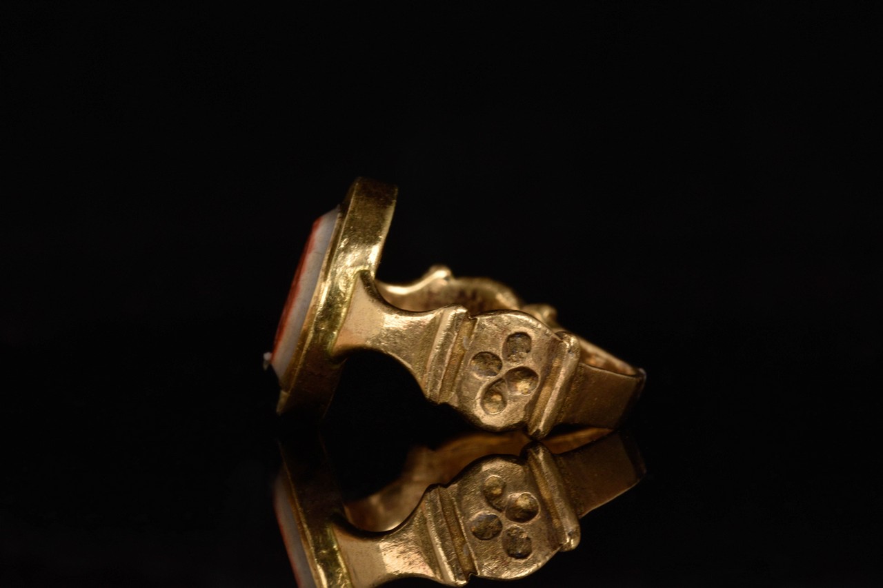 ROMAN EAGLE BANDED AGATE GOLD RING - Image 6 of 7