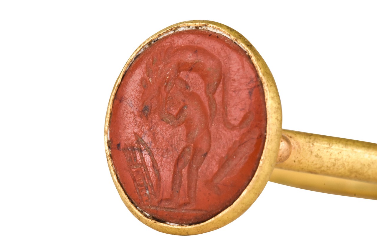 ROMAN INTAGLIO WITH HERCULES FIGHTING THE NEMEAN LION IN GOLD RING - Image 7 of 7